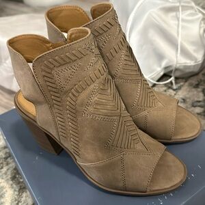 Like new  Universal Threads Edwina. Taupe.  Size 7